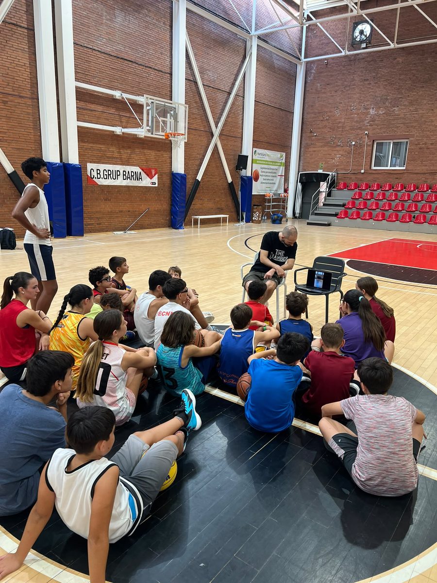 Sesión de vídeo con el entrenador durante el campus de baloncesto del CB Grup Barna