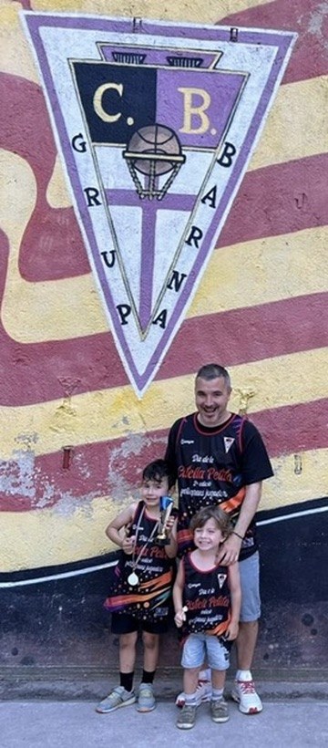 Familia con medalla en el Día de la Cistella Petita del CB Grup Barna