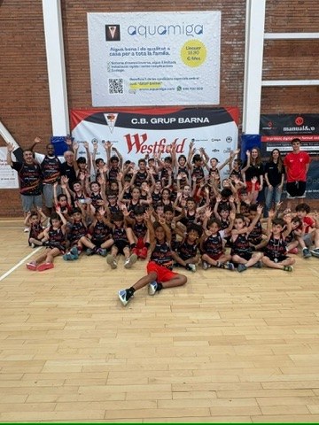 Grupo completo de niños de la Cistella Petita con el faldón del CB Grup Barna