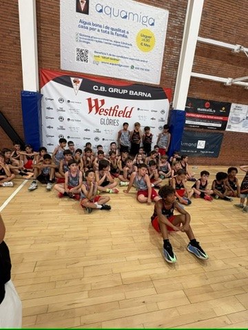 Niños de la Cistella Petita sentados en la pista de La Nau del Clot
