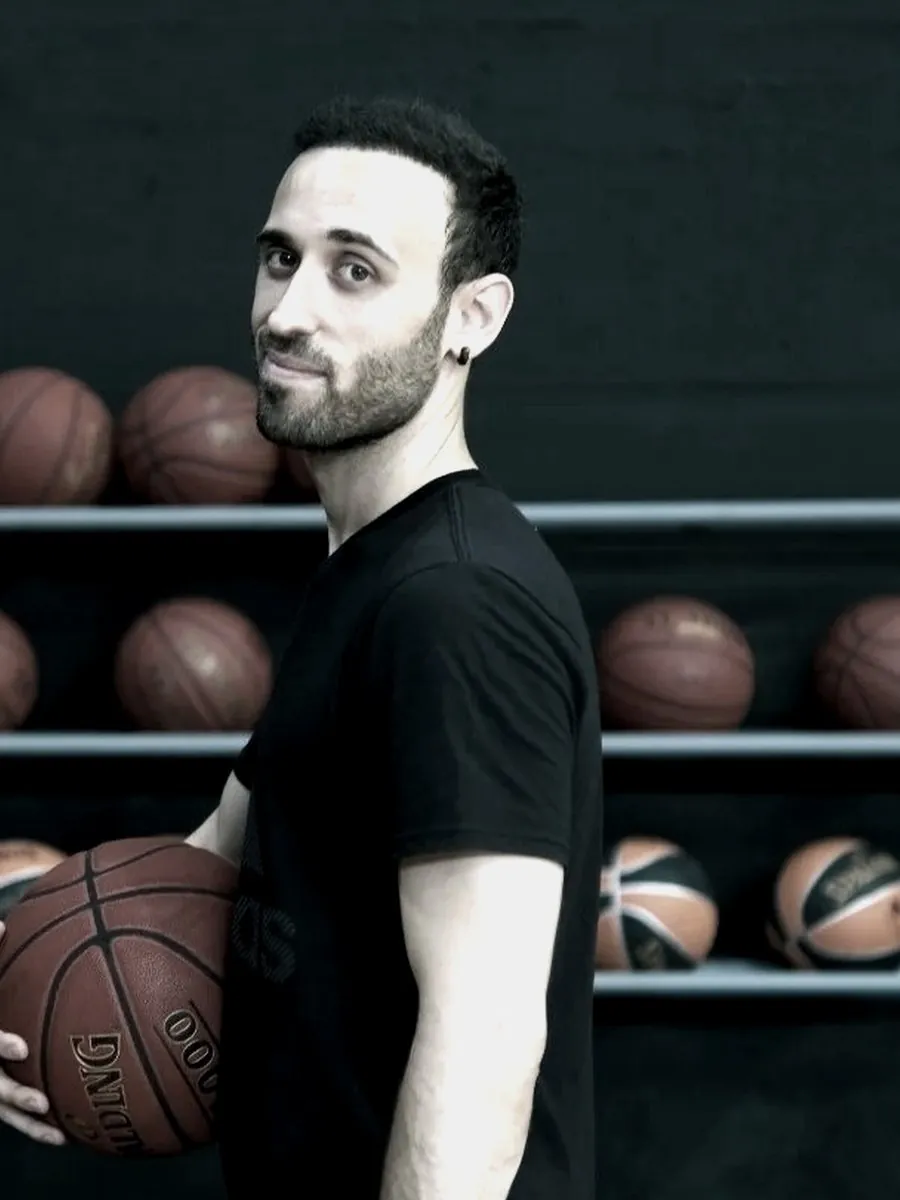 Darío Naharro, coach and youth-basketball content creator