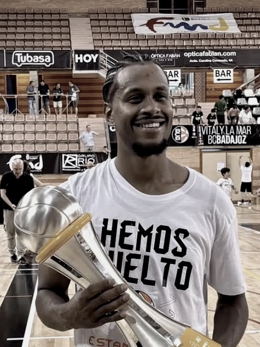 David Mejía with the Tercera FEB champion's trophy