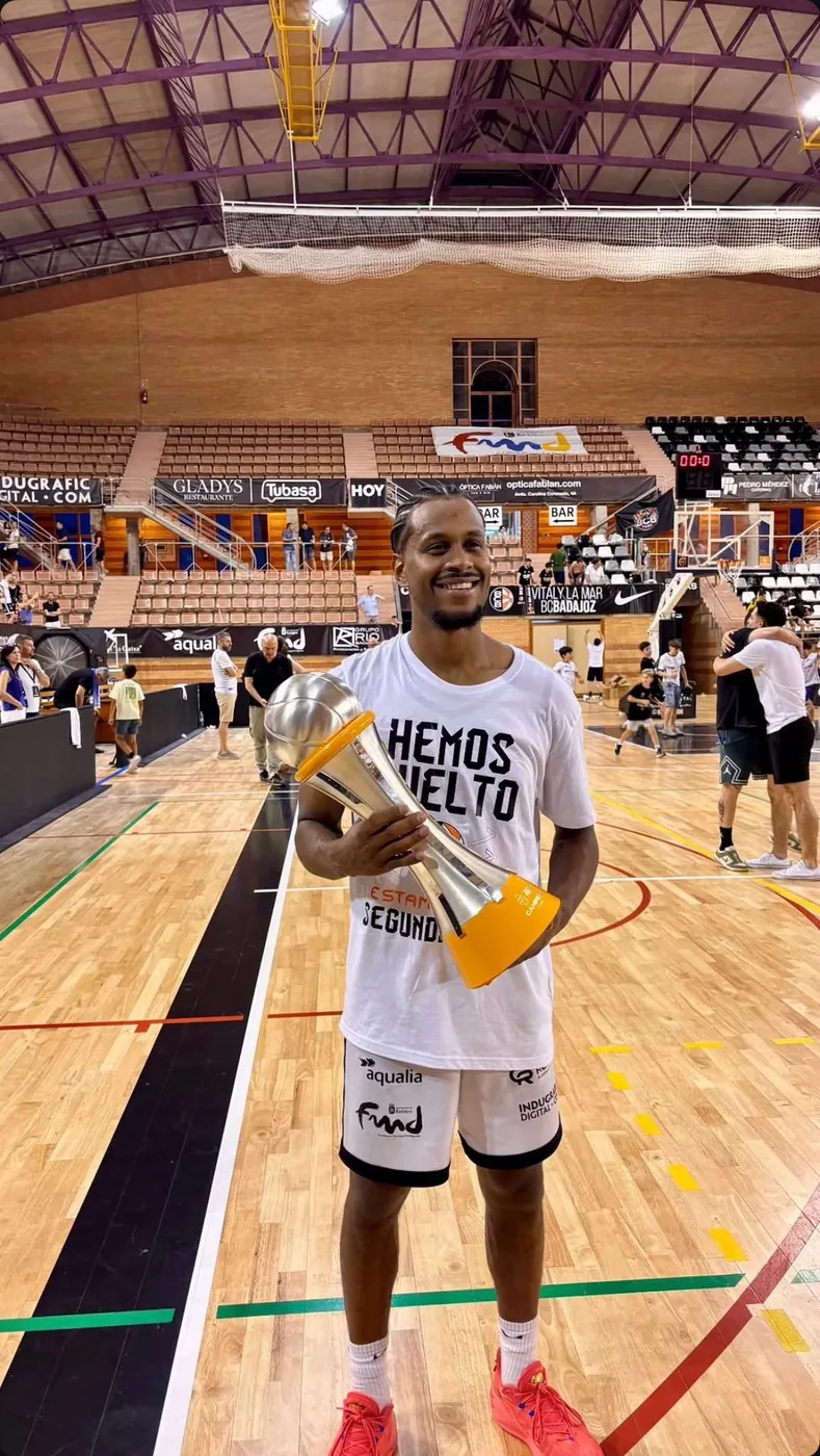 David Mejía with the Tercera FEB Final Phase 2025/26 champion's trophy