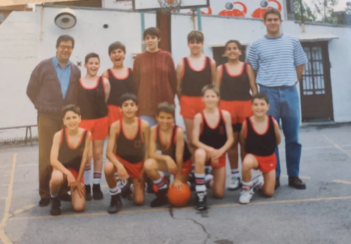 Grup Barna mini team in the 90s on a playground court, with Julio Torralba