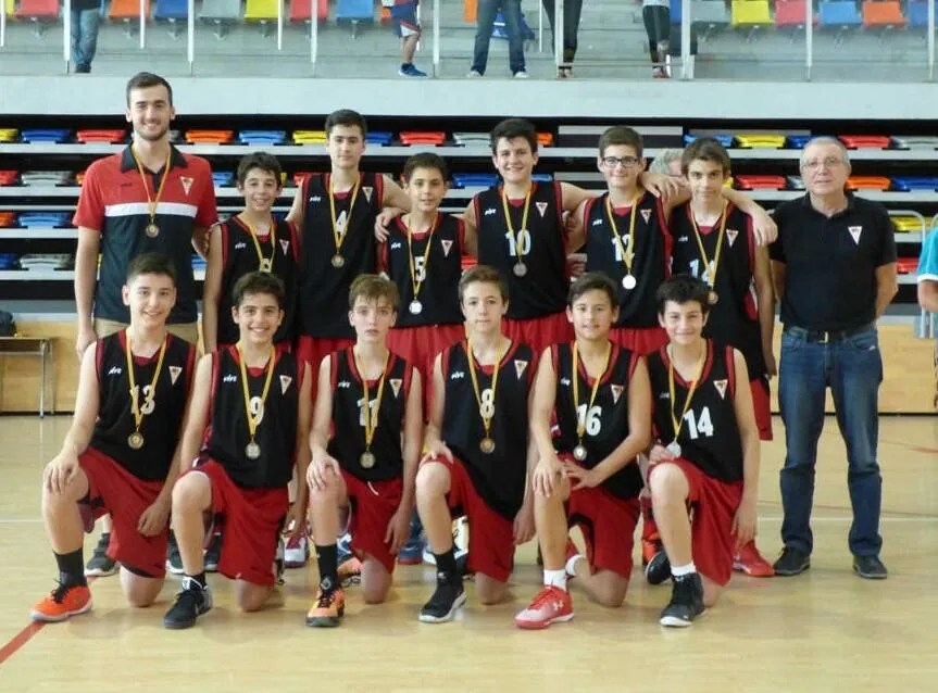 Grup Barna team with medals and Julio Torralba