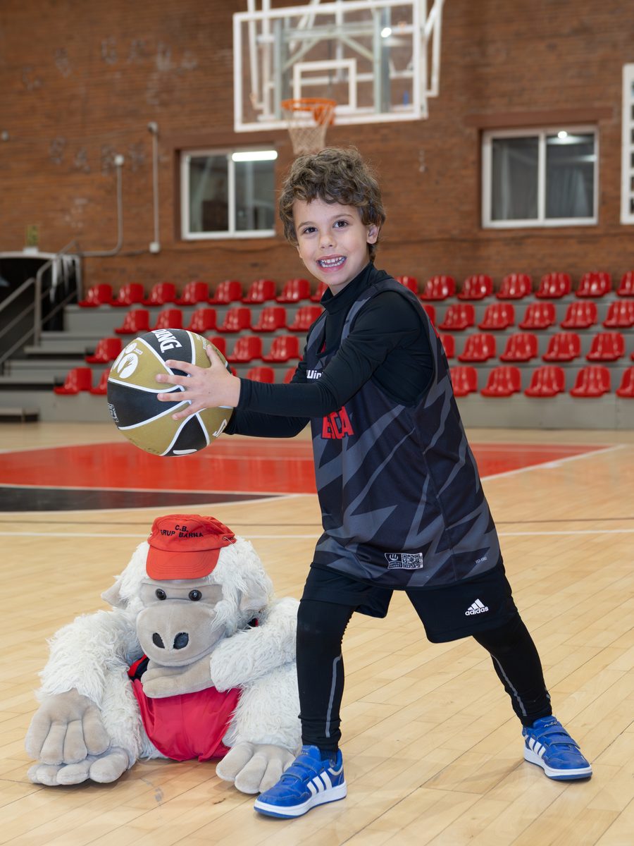 Jugador de l'Escoleta somrient amb la pilota a La Nau del Clot