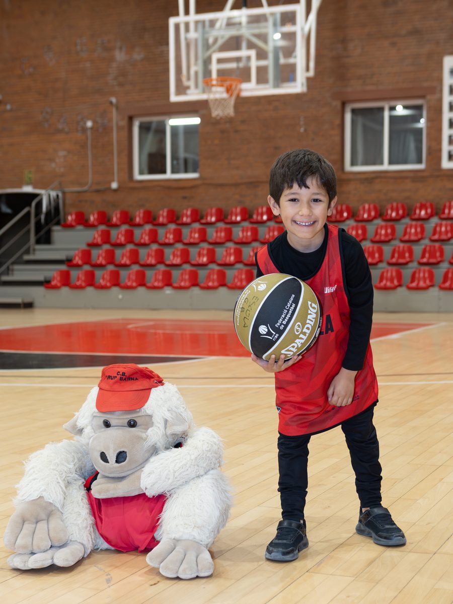 Jugador de l'Escoleta amb la pilota i la mascota a La Nau del Clot