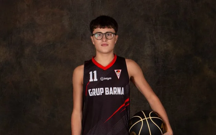 Jugador del CB Grup Barna amb la pilota, sessió de fotos de la temporada 2025-2026