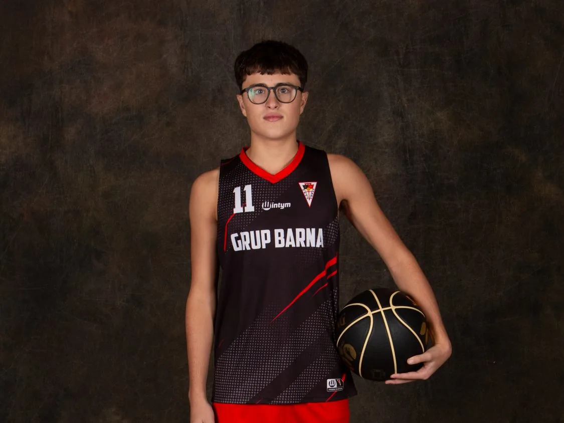 Jugador del CB Grup Barna amb la pilota, sessió de fotos de la temporada 2025-2026
