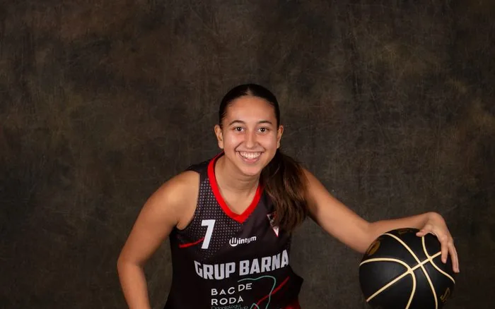 Jugadora del CB Grup Barna amb la pilota, equip femení de la temporada 2025-2026