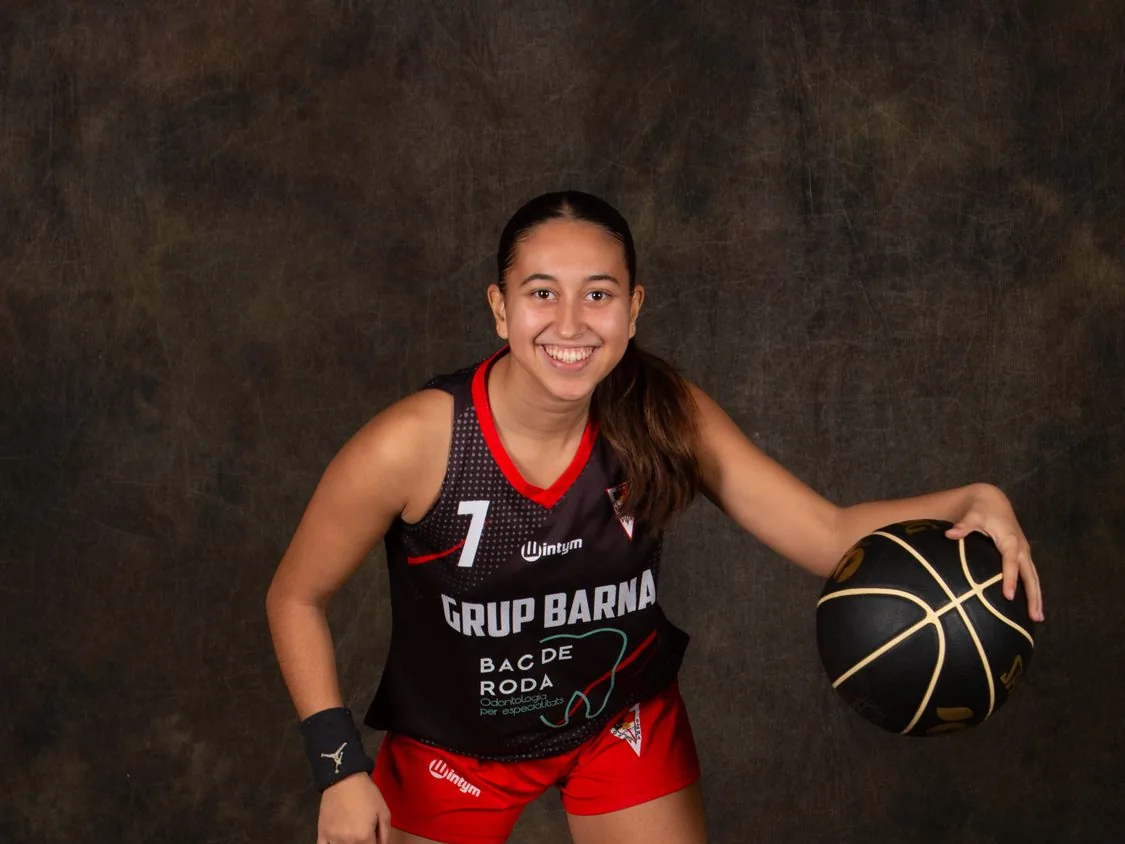 Jugadora del CB Grup Barna amb la pilota, equip femení de la temporada 2025-2026