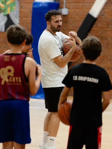 Entrenador explicant un exercici a un grup petit de jugadors