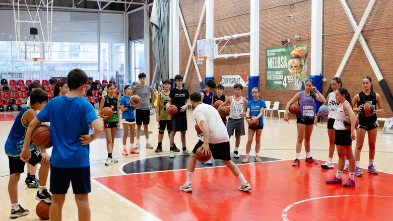 Pista plena de jugadors i jugadores durant una sessió del campus