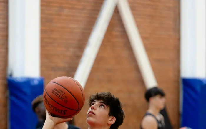 Jugador amb la samarreta del Campus Time Chamber Grup Barna Experience, tirant a cistella