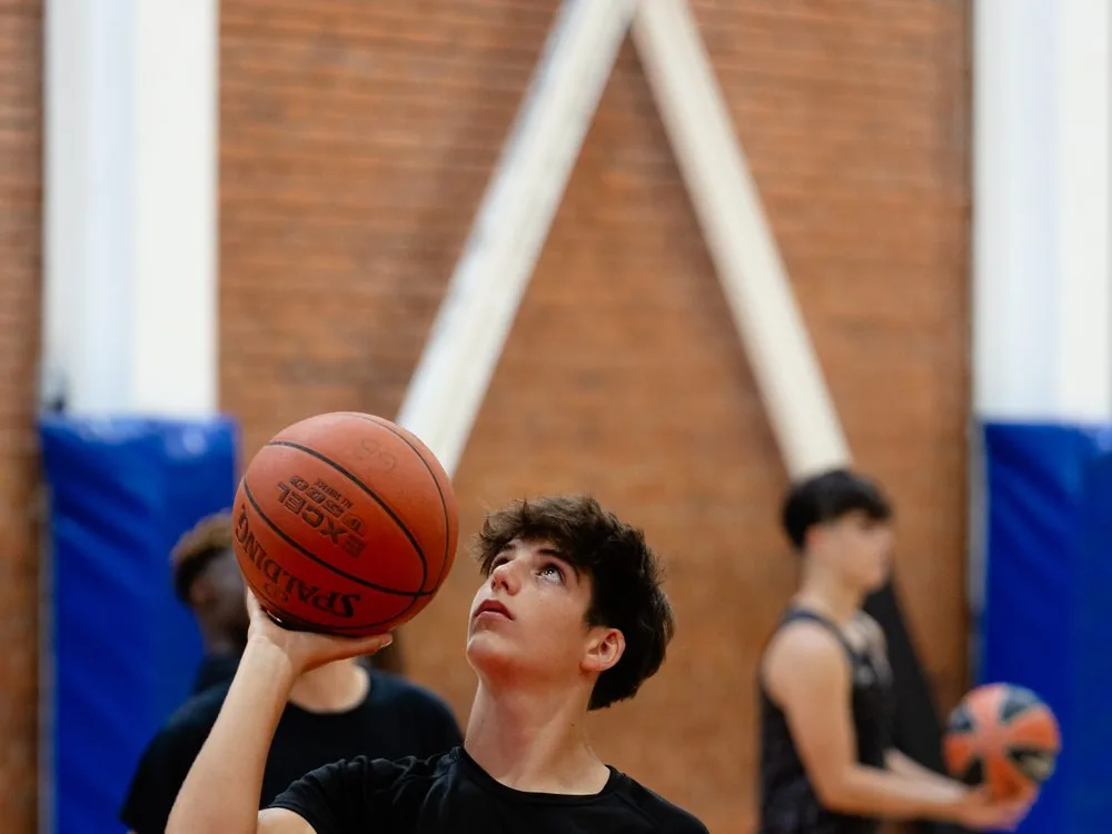 Jugador amb la samarreta del Campus Time Chamber Grup Barna Experience, tirant a cistella