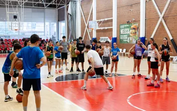 Pista plena de jugadors i jugadores durant el campus del CB Grup Barna