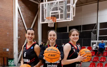 Jugadores del sènior femení del CB Grup Barna amb la pilota, a la pista