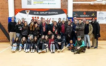 Famílies, jugadores i tècnics del CB Grup Barna en un acte del club