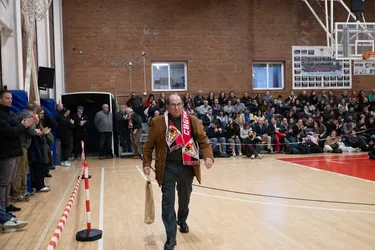 Entrada a la pista del CB Grup Barna amb les grades plenes