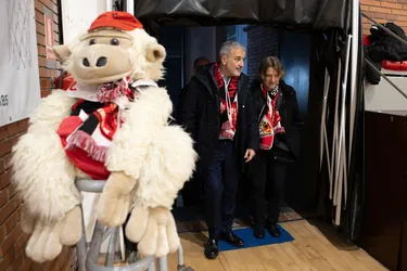 La mascota del CB Grup Barna amb dues persones del club