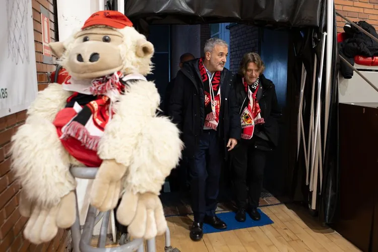 The CB Grup Barna mascot, wearing the club scarf, at the entrance of the Clot sports hall