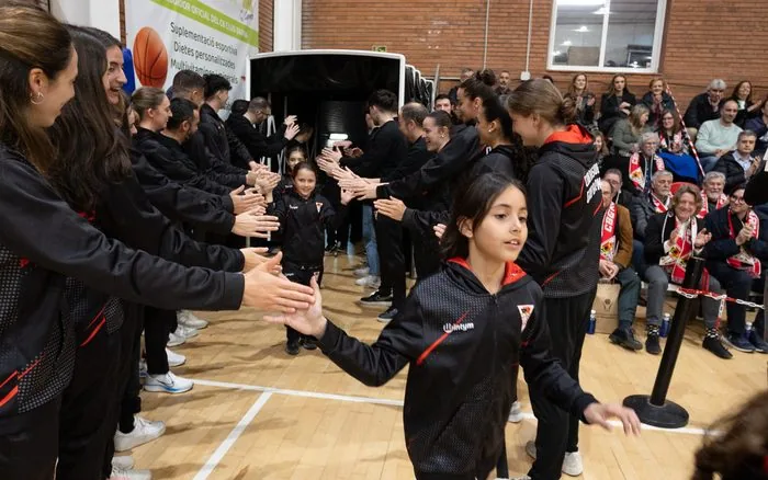 Jugadores del CB Grup Barna entrant a la pista entre aplaudiments, presentació d'equips 2025-2026