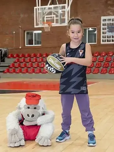 Nena de l'Escoleta amb la pilota, al costat de la mascota del club