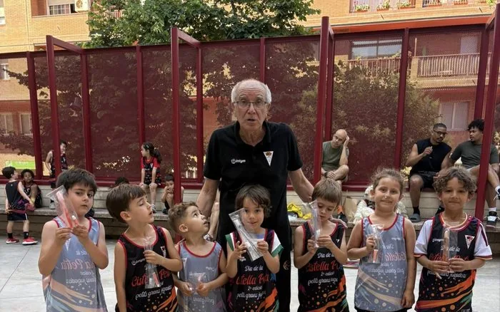 Julio Torralba, fundador del CB Grup Barna, amb un grup de l'Escola de Bàsquet