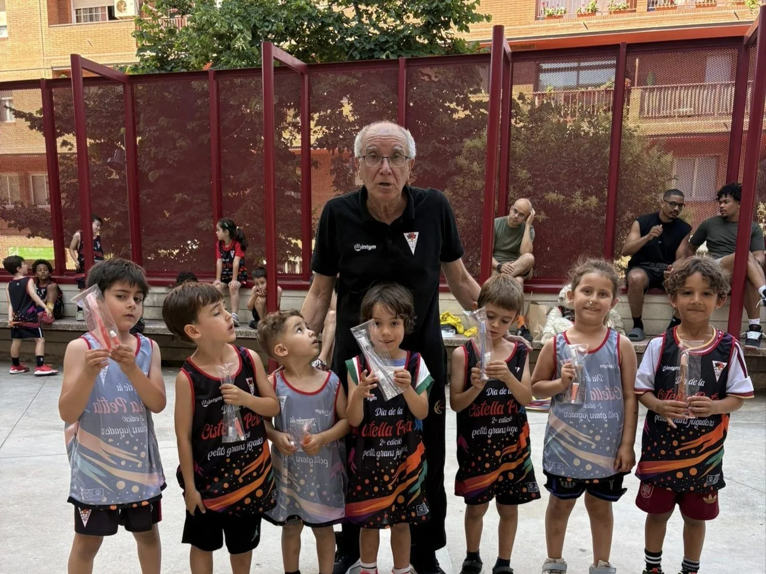 Julio Torralba, fundador del CB Grup Barna, amb un grup de l'Escola de Bàsquet