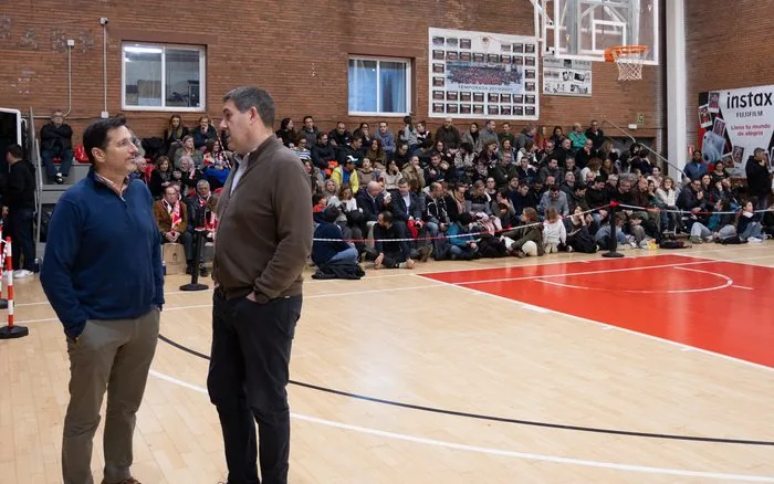 Presentació d'equips del CB Grup Barna amb el pavelló ple de famílies