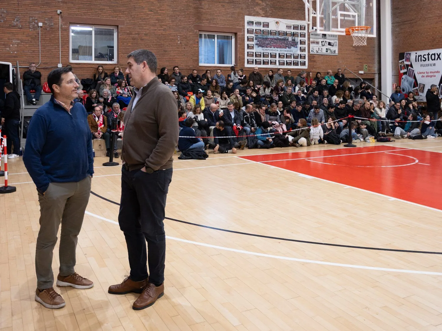 Presentación de equipos del CB Grup Barna con el pabellón lleno de familias