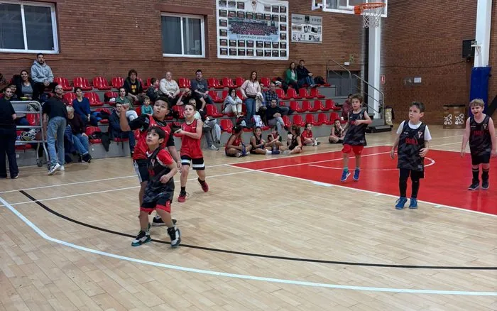 Entrenament de l'Escola de Bàsquet del CB Grup Barna, amb diversos infants a la pista