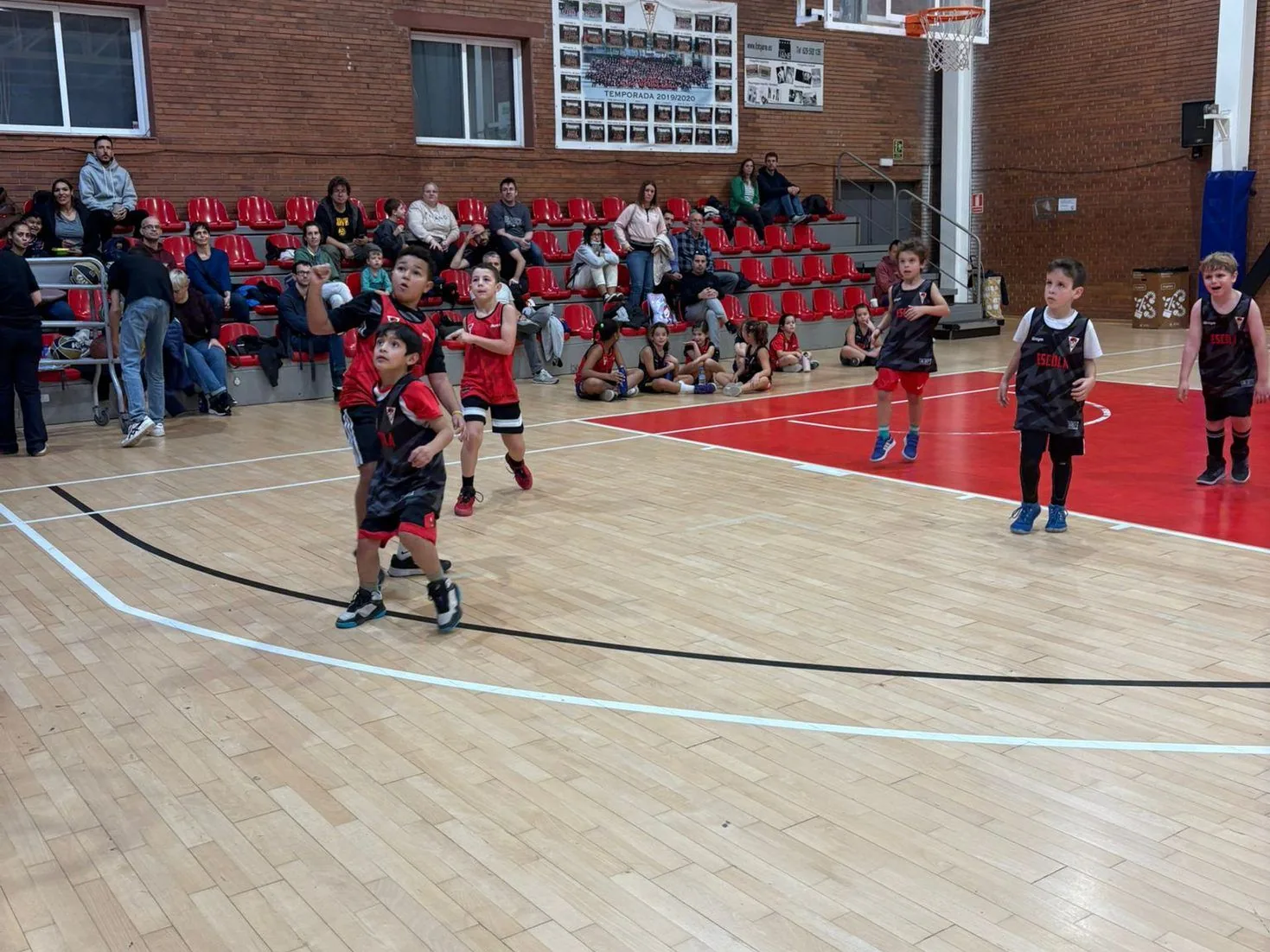 Entrenament de l'Escola de Bàsquet del CB Grup Barna, amb diversos infants a la pista