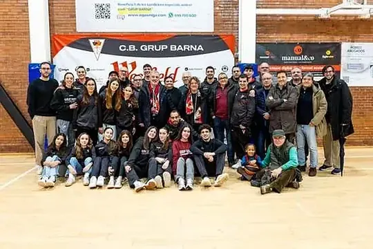 Jugadores, famílies i tècnics del CB Grup Barna en un acte del club
