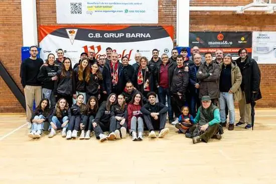 CB Grup Barna group photo under the club banner