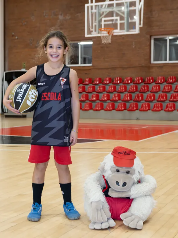 Escoleta child with the ball and the club mascot, CB Grup Barna