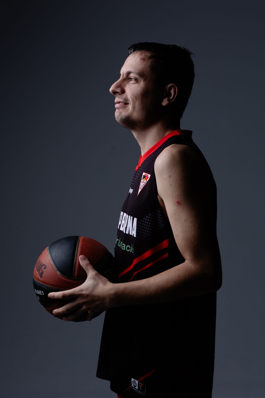 A Barna Màgics player in the official CB Grup Barna kit