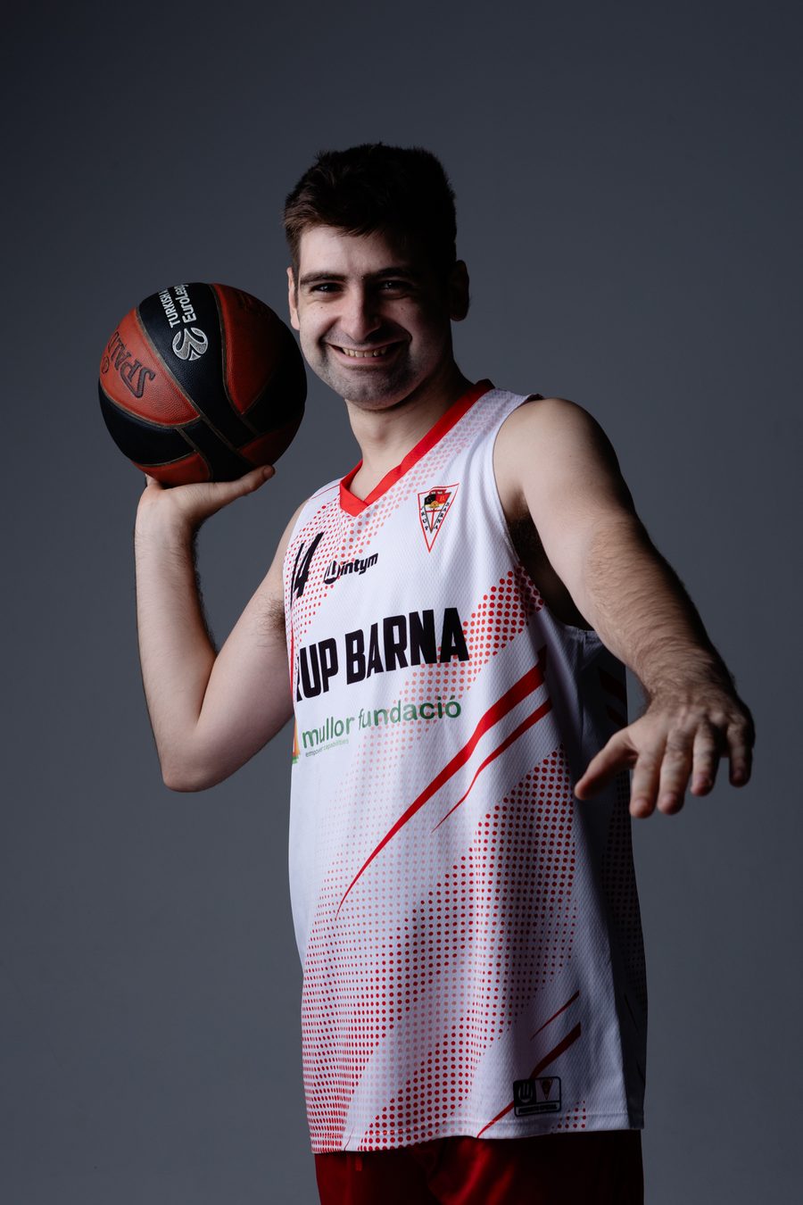 A Barna Màgics player smiling with the ball