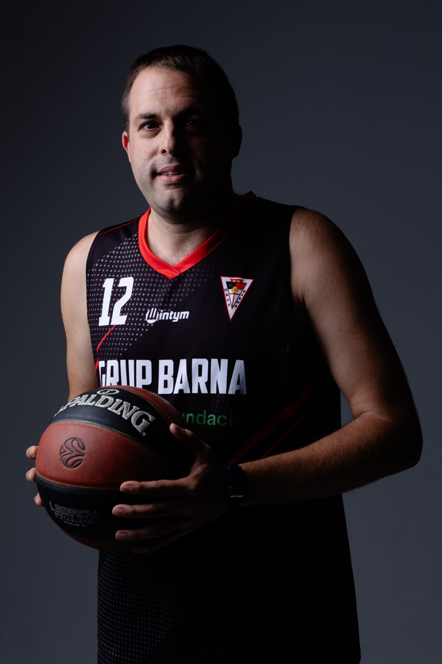 A Barna Màgics player wearing number 12