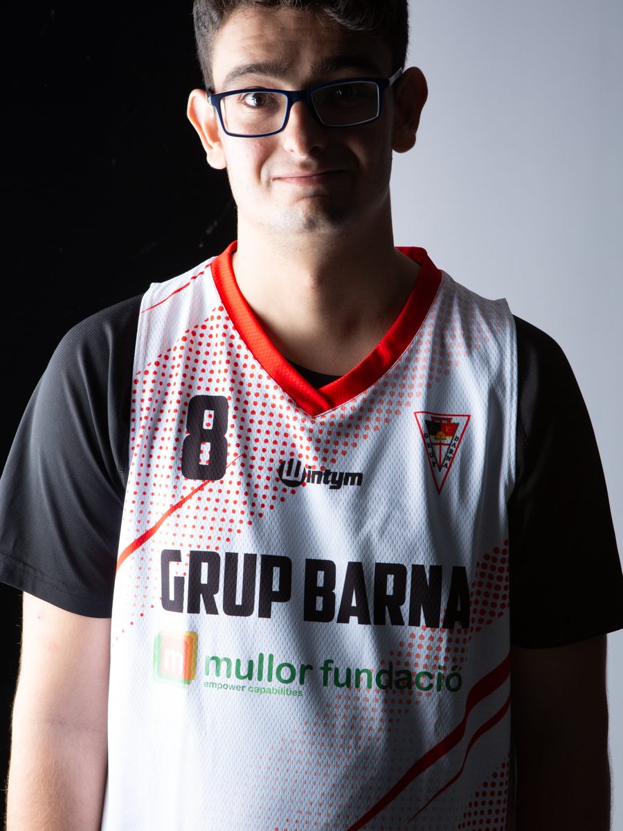 A Barna Màgics player in the official shirt
