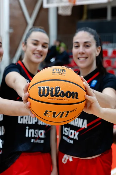 CB Grup Barna players in red and black kit