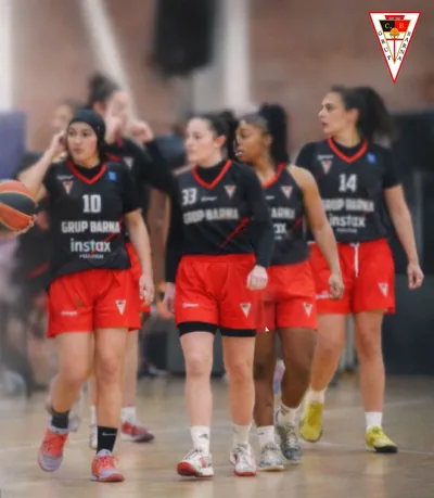Jugadores del CB Grup Barna amb l'equipació del club