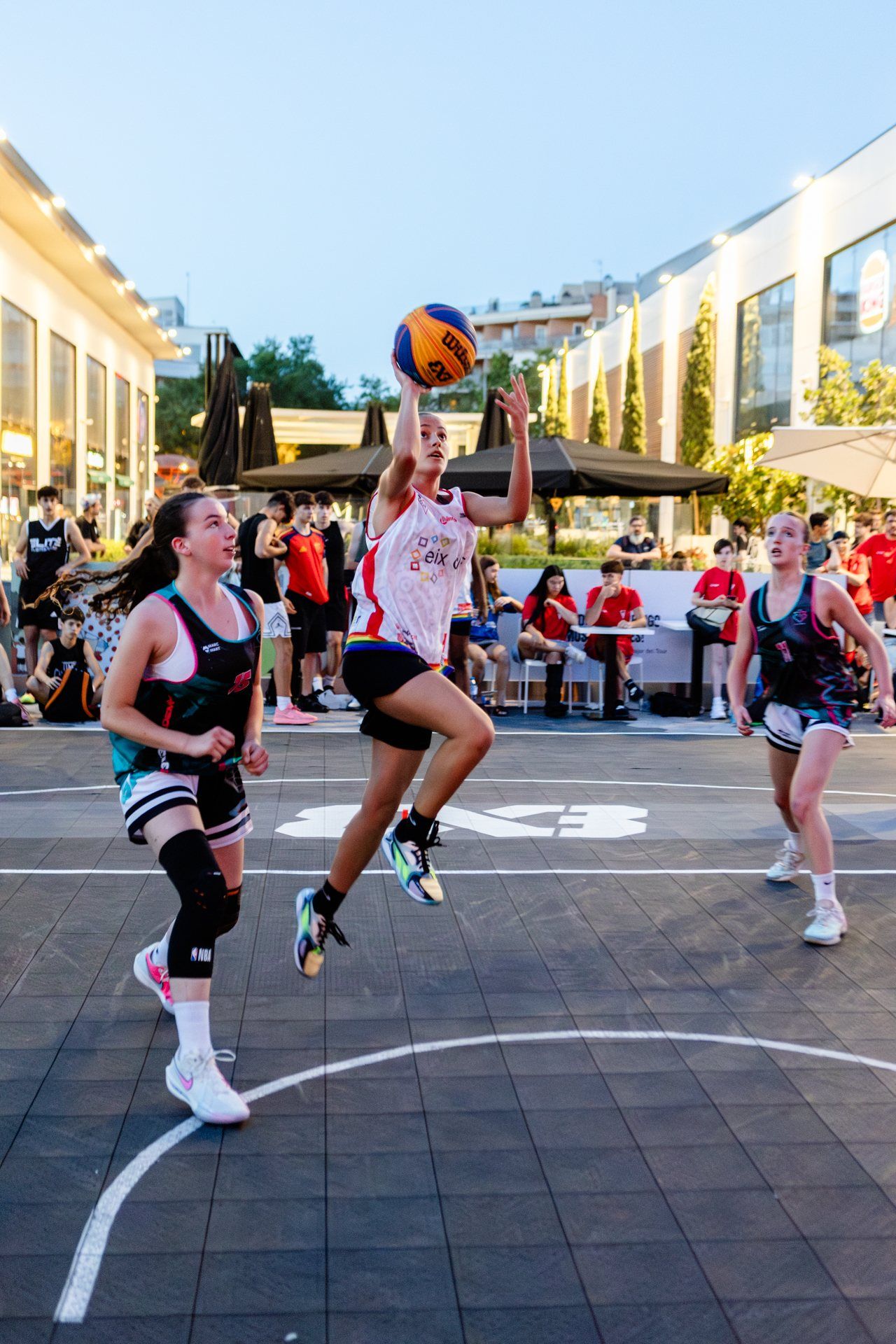 Partit del 3x3 Barna, amb públic seguint el joc