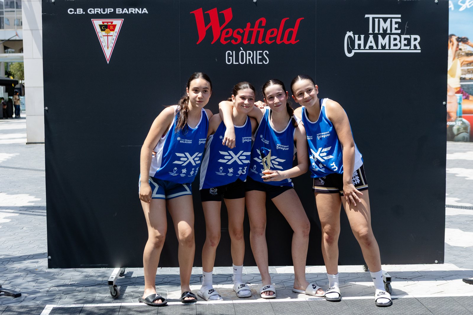 Equip davant del photocall del 3x3 amb els logos dels patrocinadors