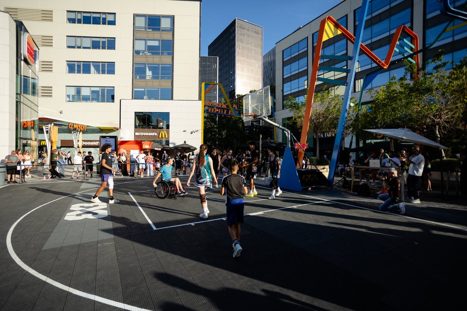 Pista del 3x3 Barna muntada a la plaça de Westfield Glòries, amb públic al voltant