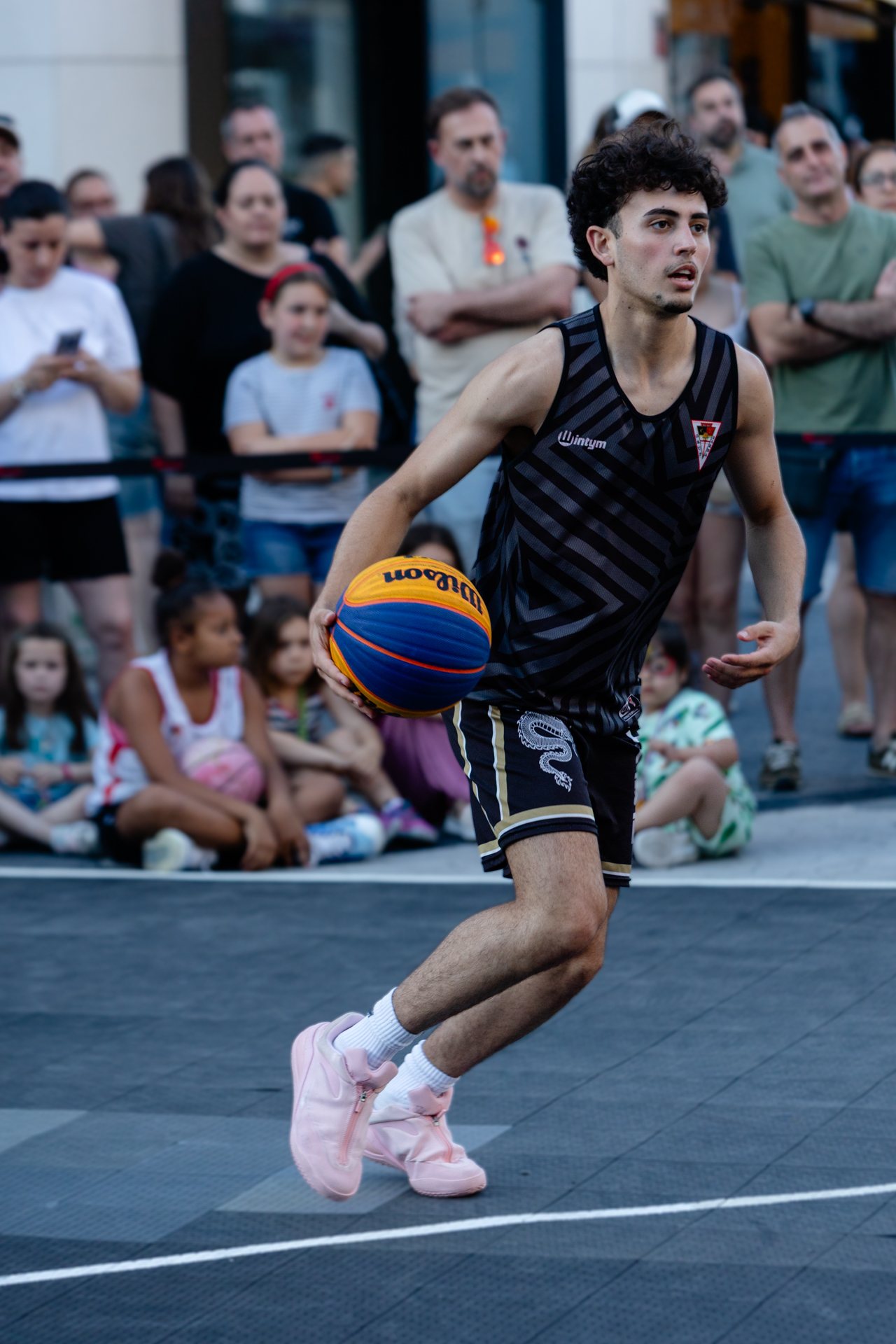 Públic al voltant de la pista del 3x3 Barna